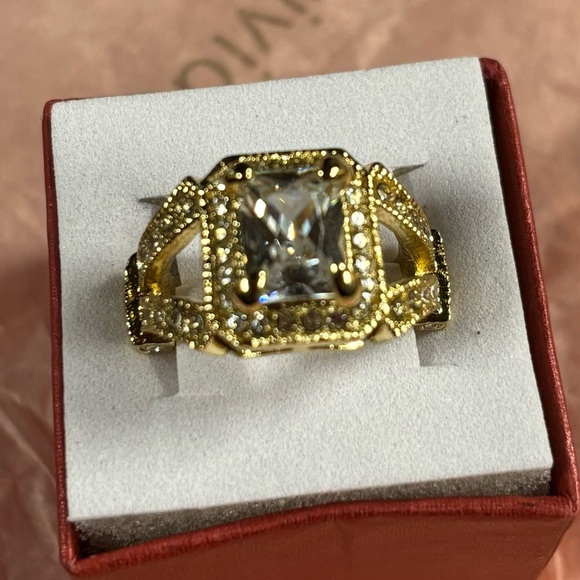 Luxurious 18k Gold Plating ring
Sparkling Diamondeau® - Simulated Diamond - Picture 1 of 6